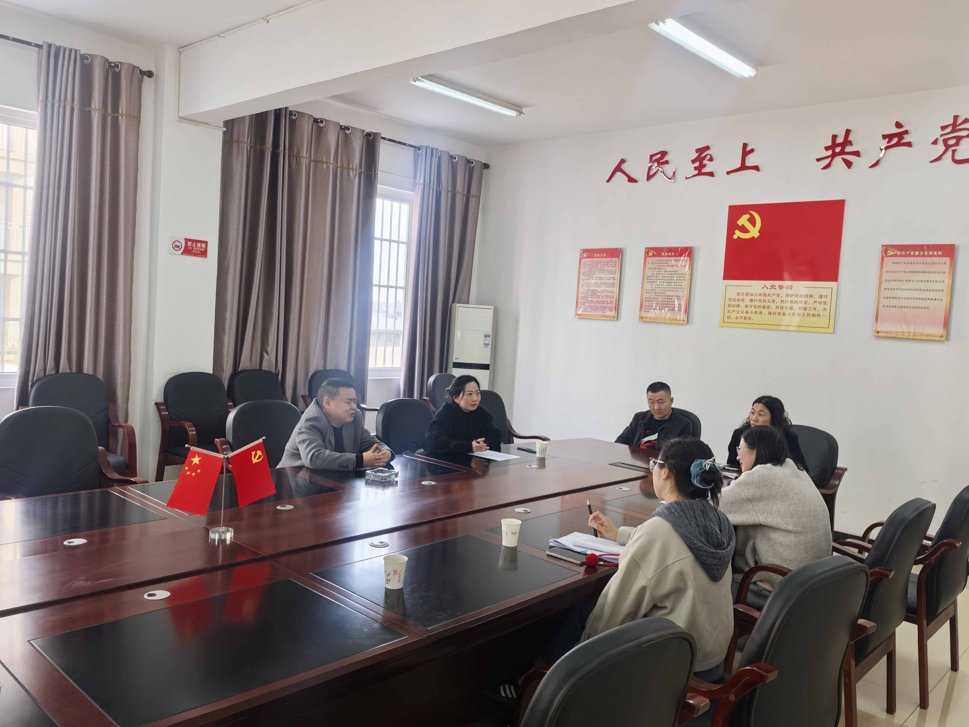 图为审前调查座谈照片