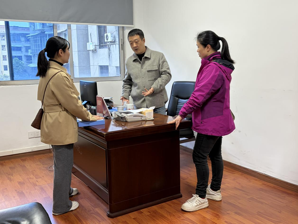 图为审计组走访县自然资源局土储中心了解征地拆迁情况