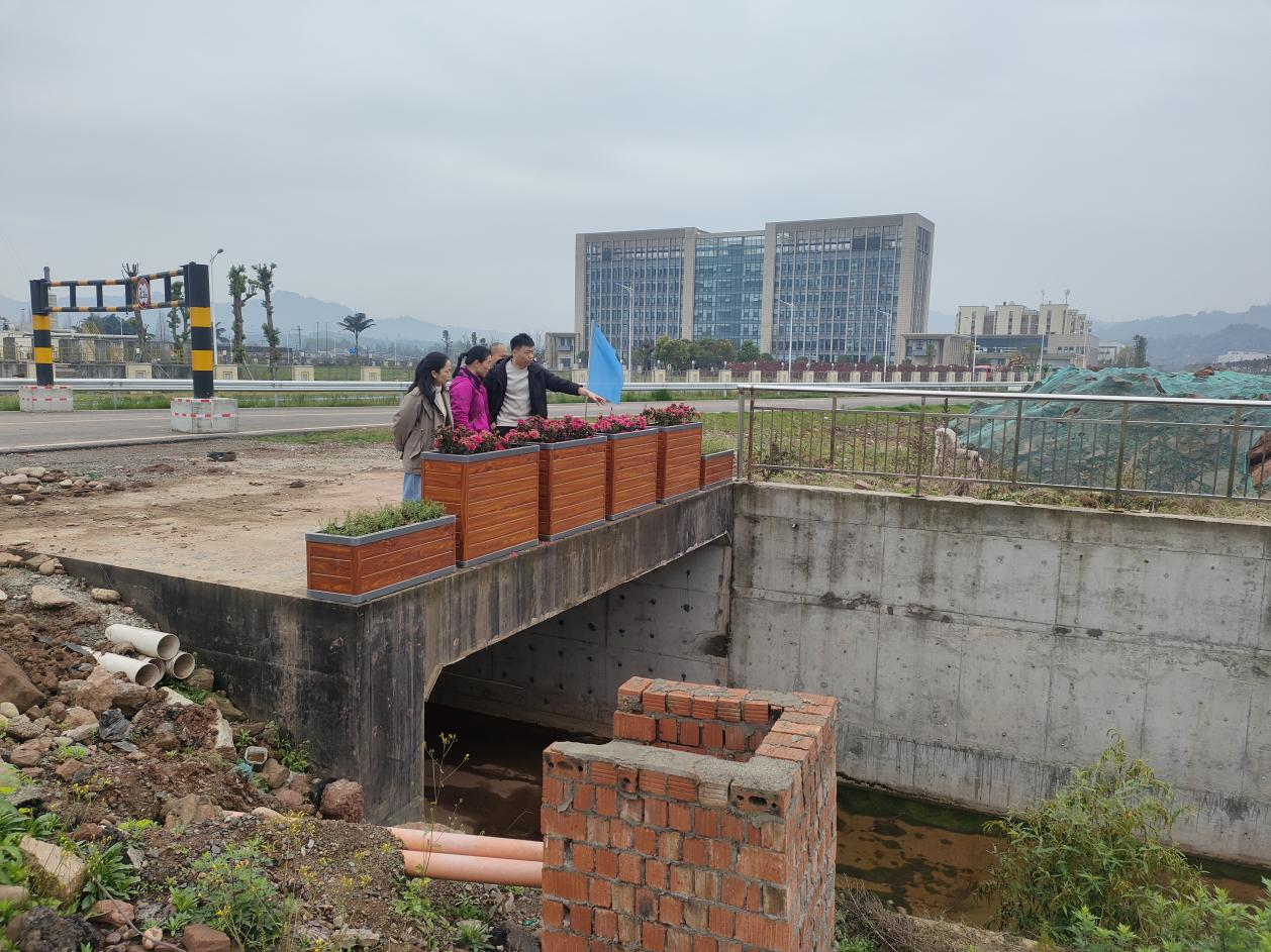 图为审计组现场查勘项目建设情况
